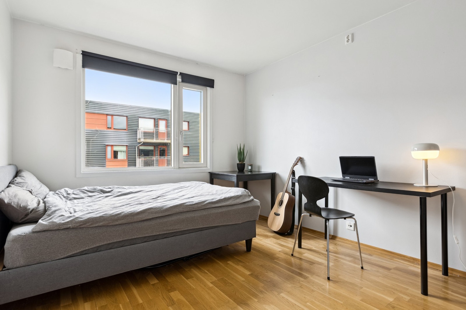 Leiligheten har en hybel med egen inngang som leies ut pr. d.d. Galleribilde