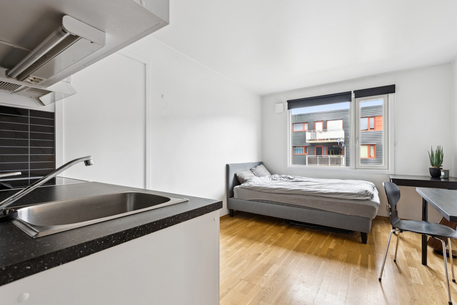 Hybelen leies ut for kr 8200,- i dag og leieforholdet kan videreføres ny eier. Galleribilde