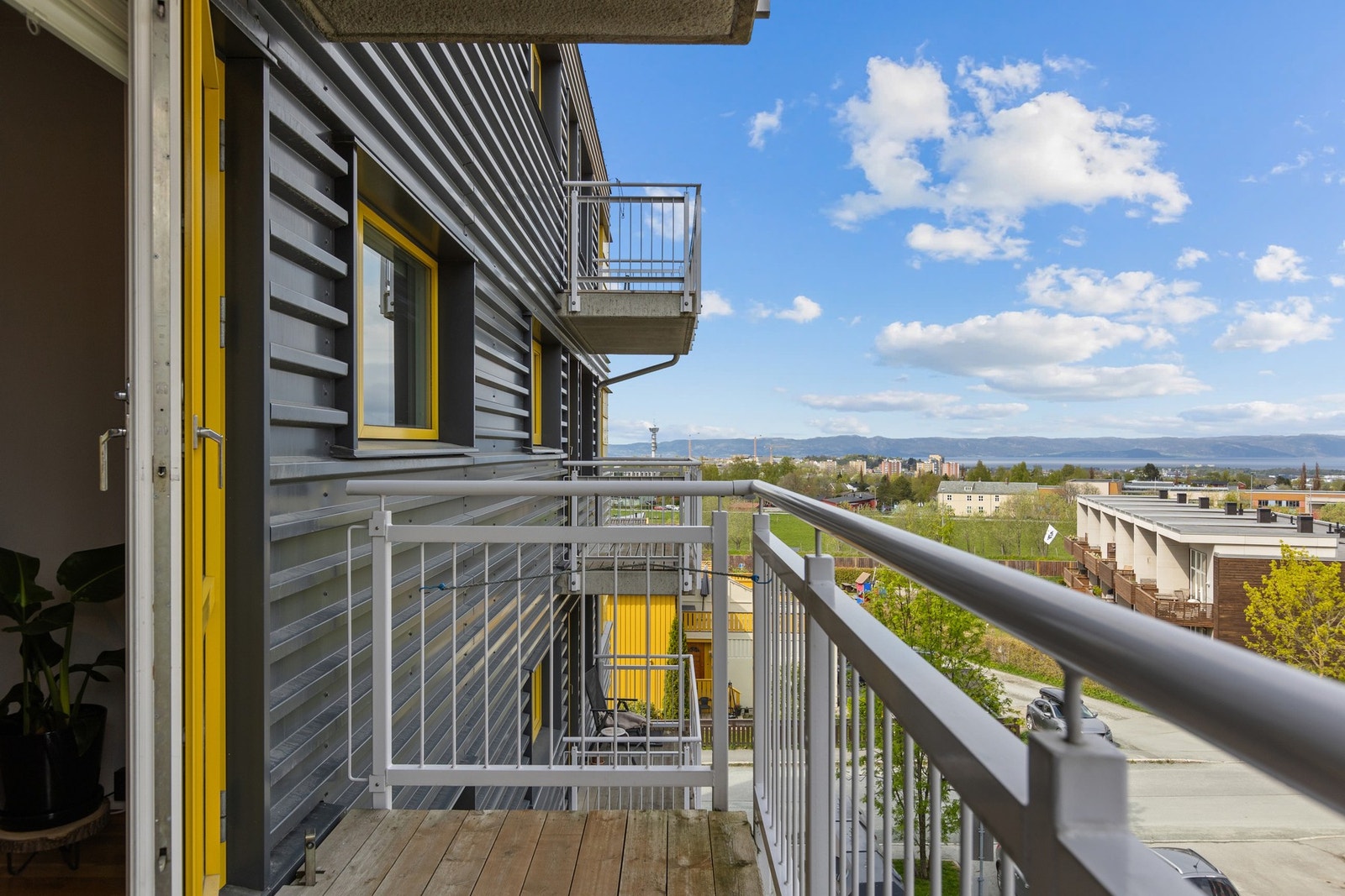 Utsikt nedover mot Trondheimsfjorden. Galleribilde