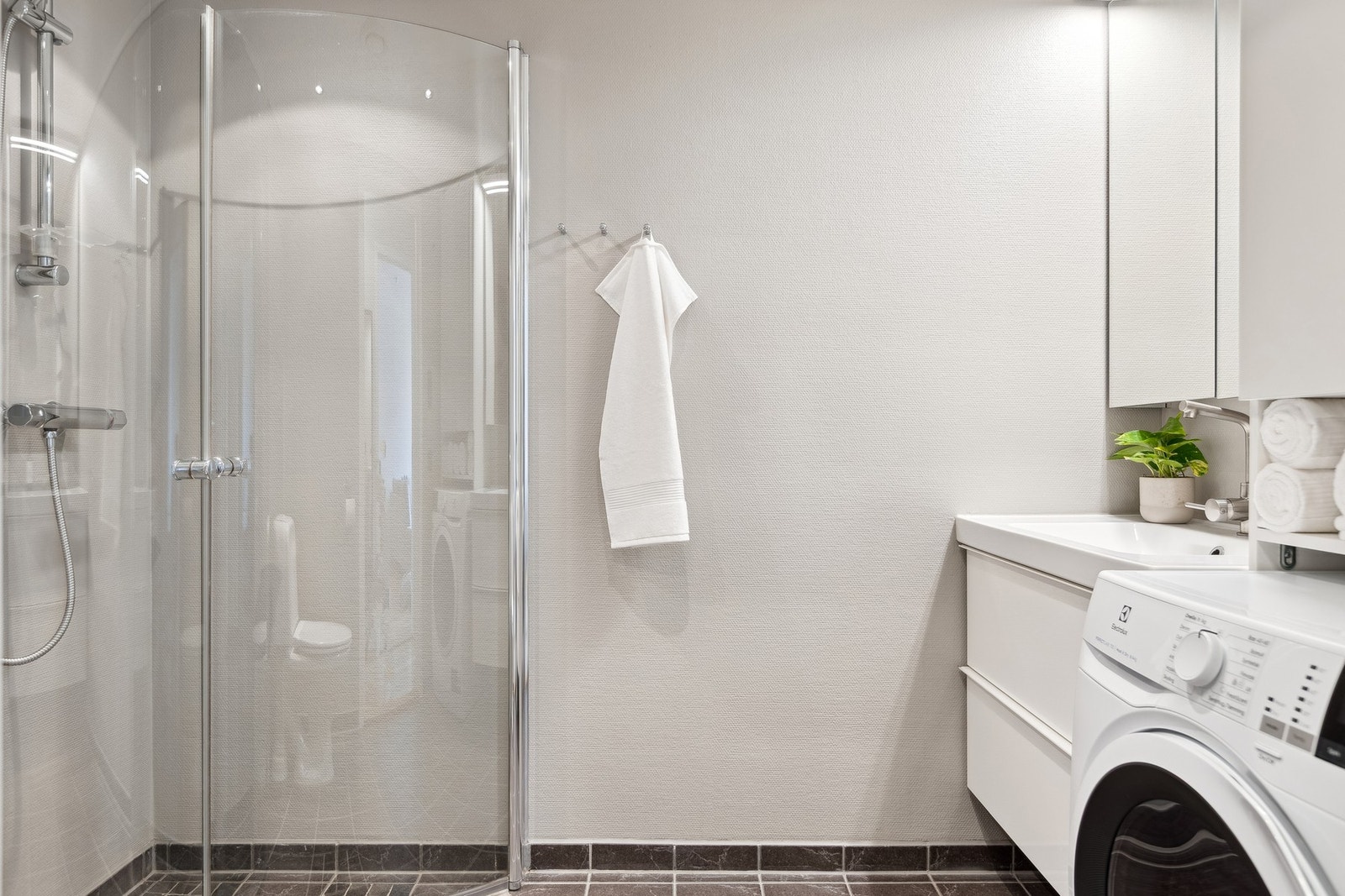 Romslig bad, stilig dusjhjørne med glassdører, flislagt gulv med gulvvarme. Galleribilde