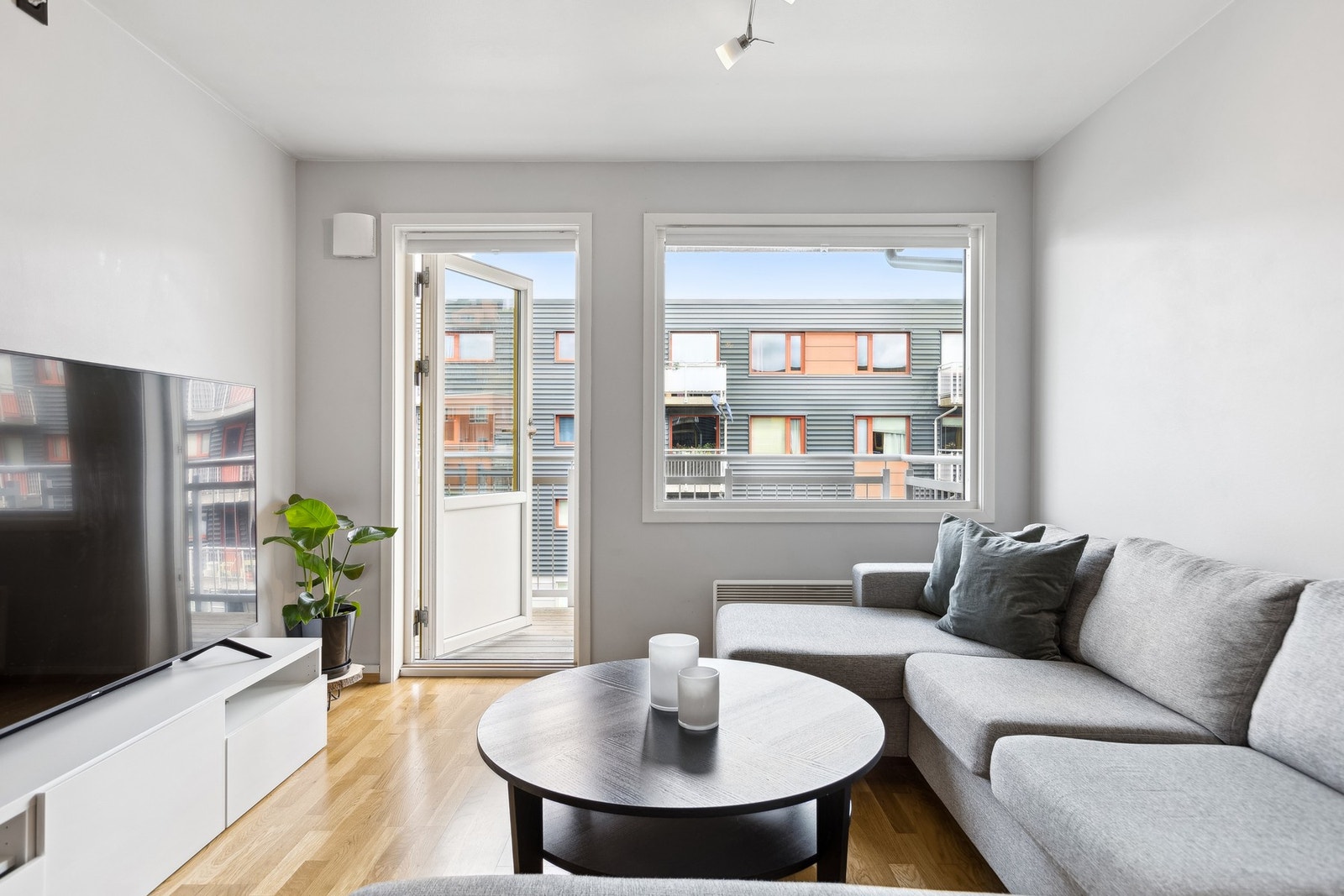 Leiligheten befinner seg i 4. etasje og har balkong med utsikt mot byen og fjorden. Galleribilde