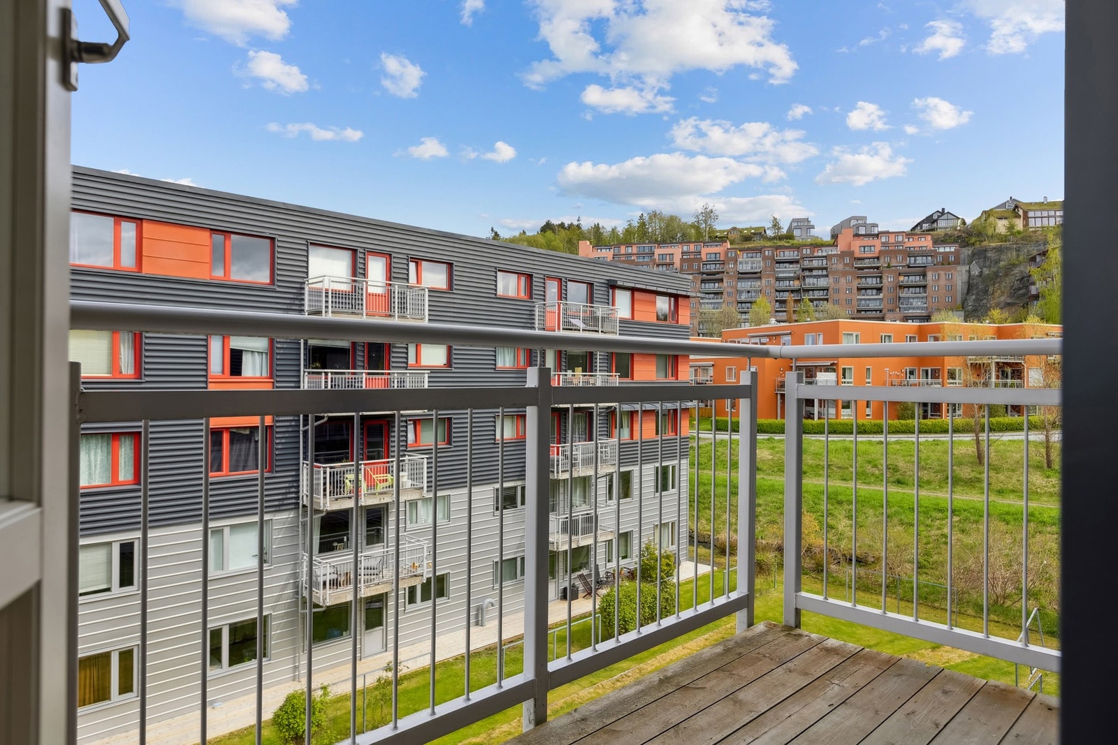 Uteområdet er fint opparbeidet med grøntareal, med bare noen få minutter gange til naturskjønne omgivelser. Galleribilde