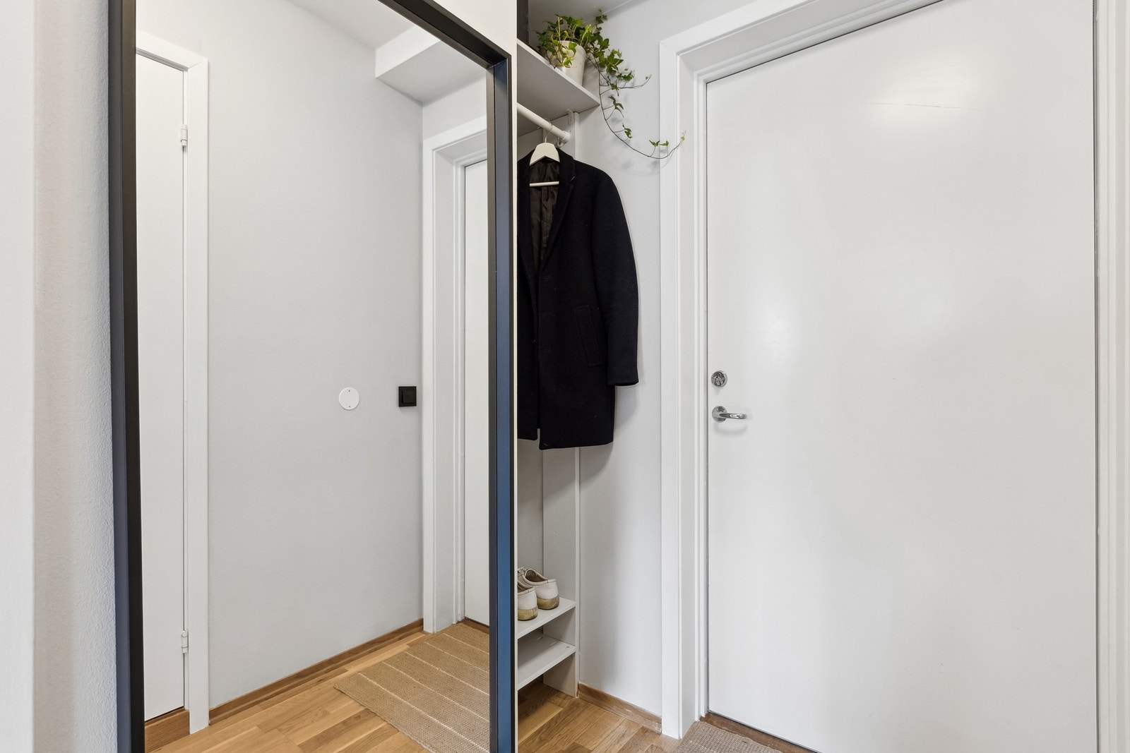 Her er det rom for å sette fra seg sko og uteklær. Galleribilde