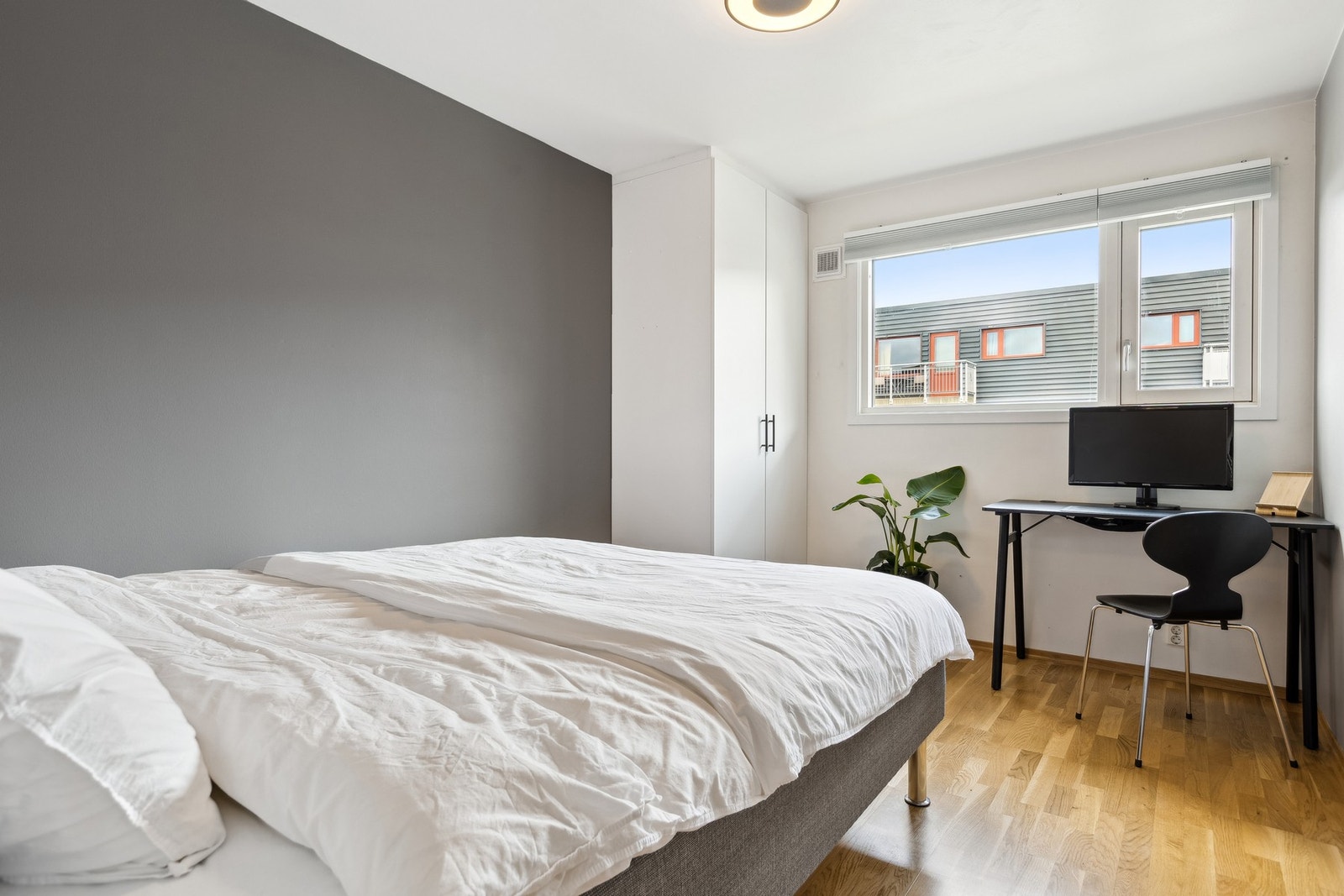 Soverom i stilrene farger, rom for stor seng, garderobeskap og skrivebord, samt godt med lysinnslipp. Galleribilde