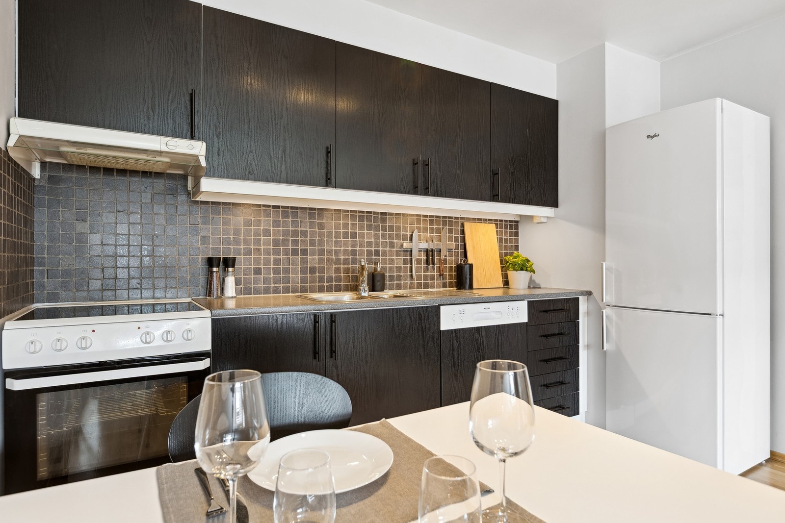 Concord kjøkkeninnredning med glatte fronter og benkeplate av laminat. Galleribilde