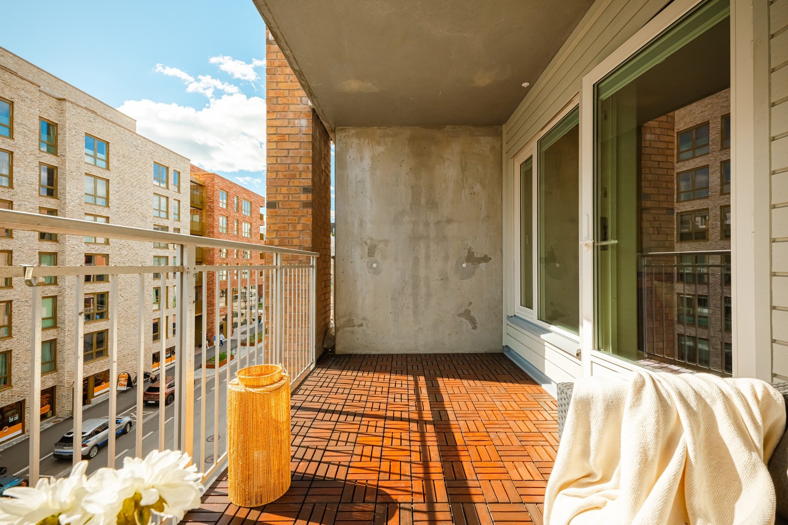 Dette vil bli et naturlig samlingspunkt på sommeren for familie og besøkende hvor balkongdøren stort sett vil bli stående åpen. Galleribilde