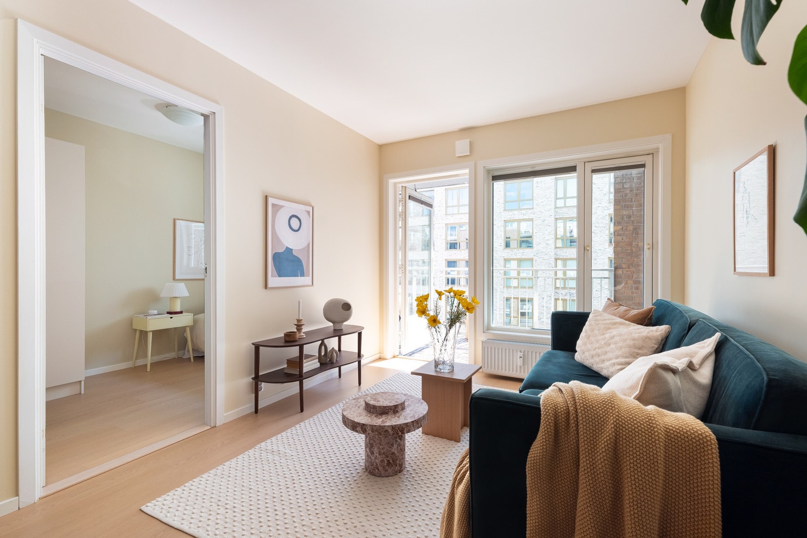 En kombinasjon av store vindusflater som slipper inn rikelig med naturlig lys og en gjennomgående planløsning gir leiligheten en god atmosfære og fin romfølelse. Galleribilde