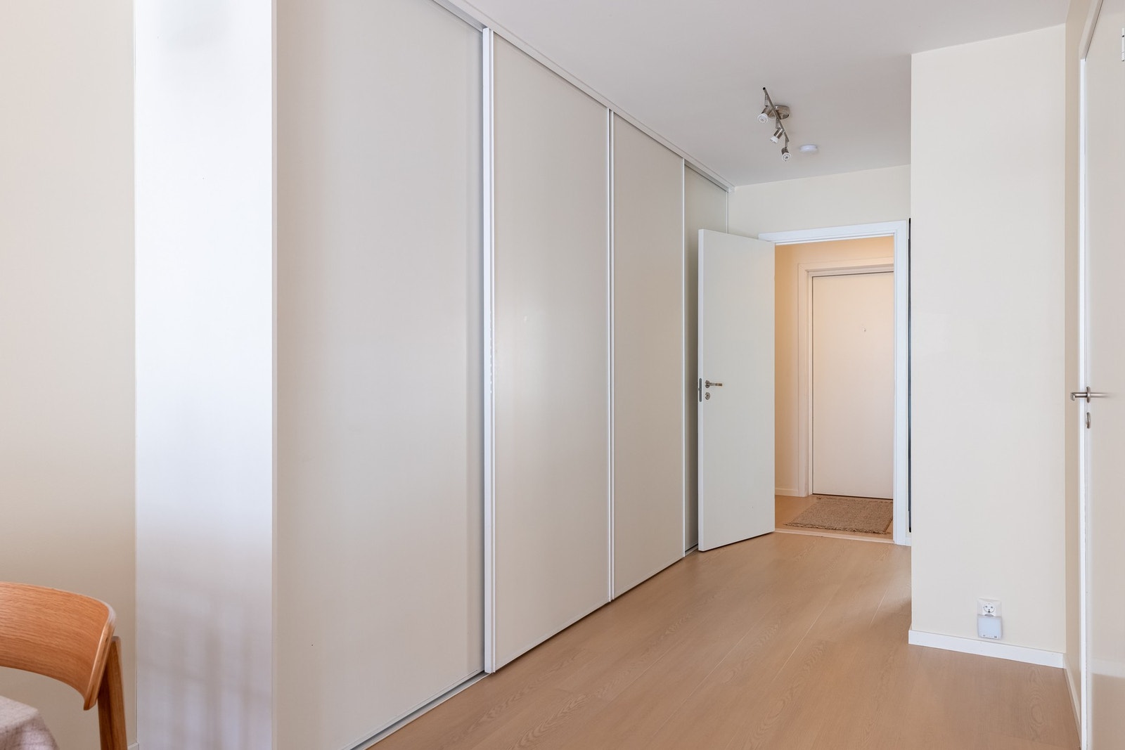 Skulle du behøve mer lagringsplass er det en bod i kjeller på 5 kvm som medfølger. Galleribilde