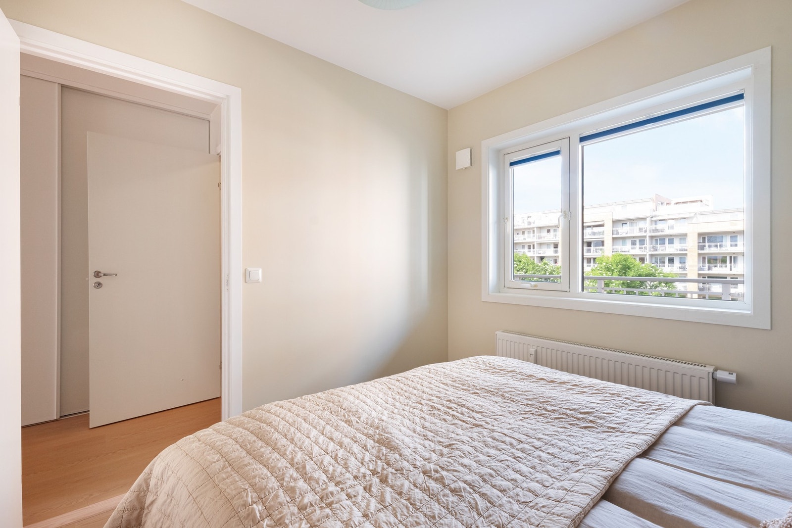 Soverommene er malt i lyse fargevalg og har laminat på gulv. Galleribilde