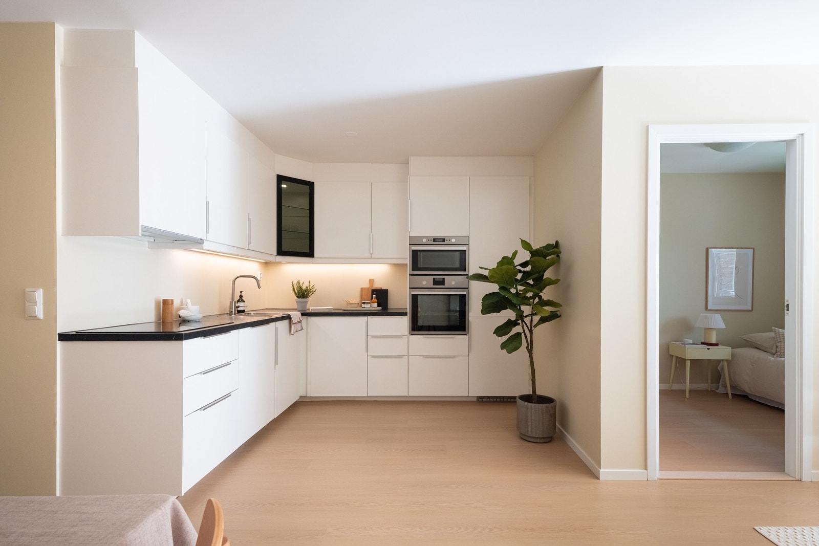 Integrerte hvitevarer som ovn, induksjon platetopp, oppvaskmaskin og kjøleskap med frysedel medfølger. Galleribilde