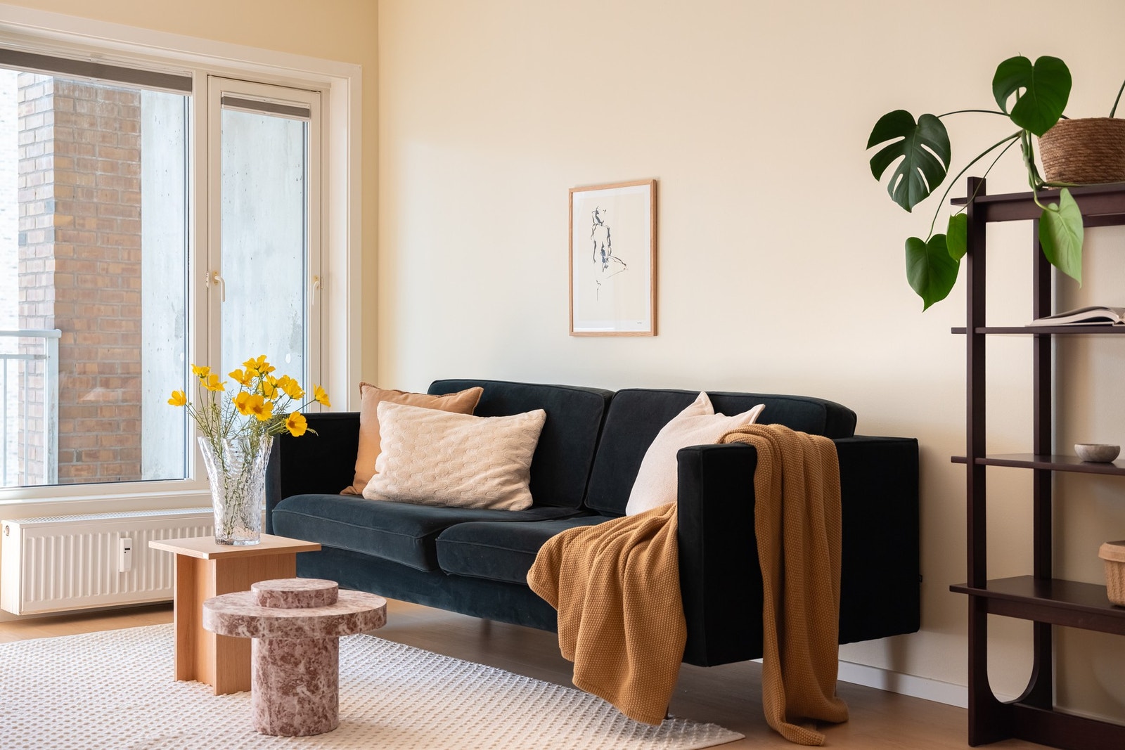 Stuen har fin plass for sofa, salongbord og mediemøblement. Galleribilde