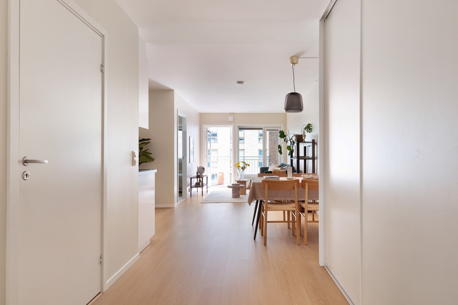 I gangen er det en stor skyvedørsgarderobe som gir godt med oppbevaringsplass. Galleribilde