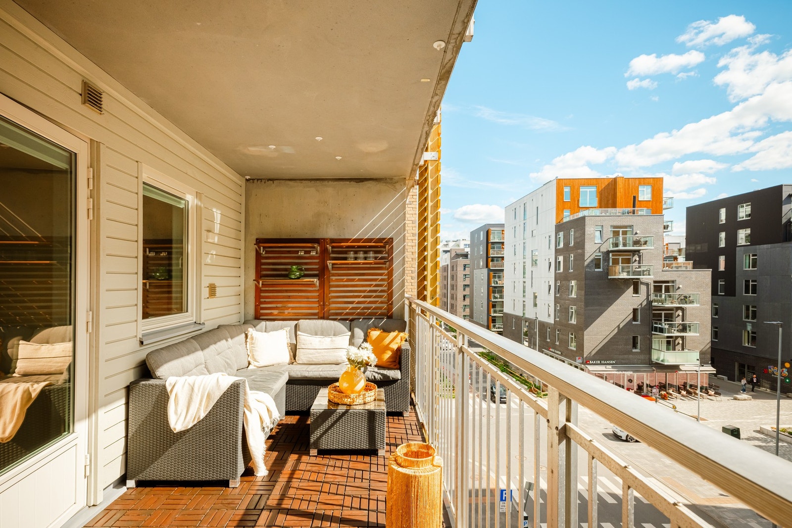 Dette er en lys & flott 3-roms leilighet beliggende i byggets 3. etasje med heisadkomst. Galleribilde