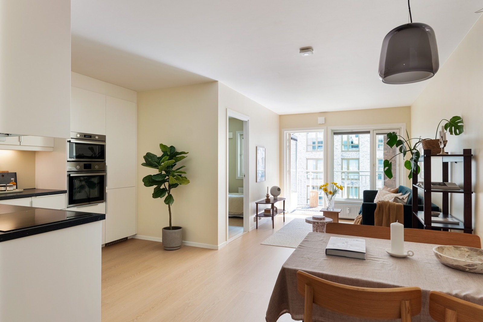 Silje Midtseim-Dammen ved EIE Løren har gleden av å ønske velkommen til Lørenveien 50! Galleribilde