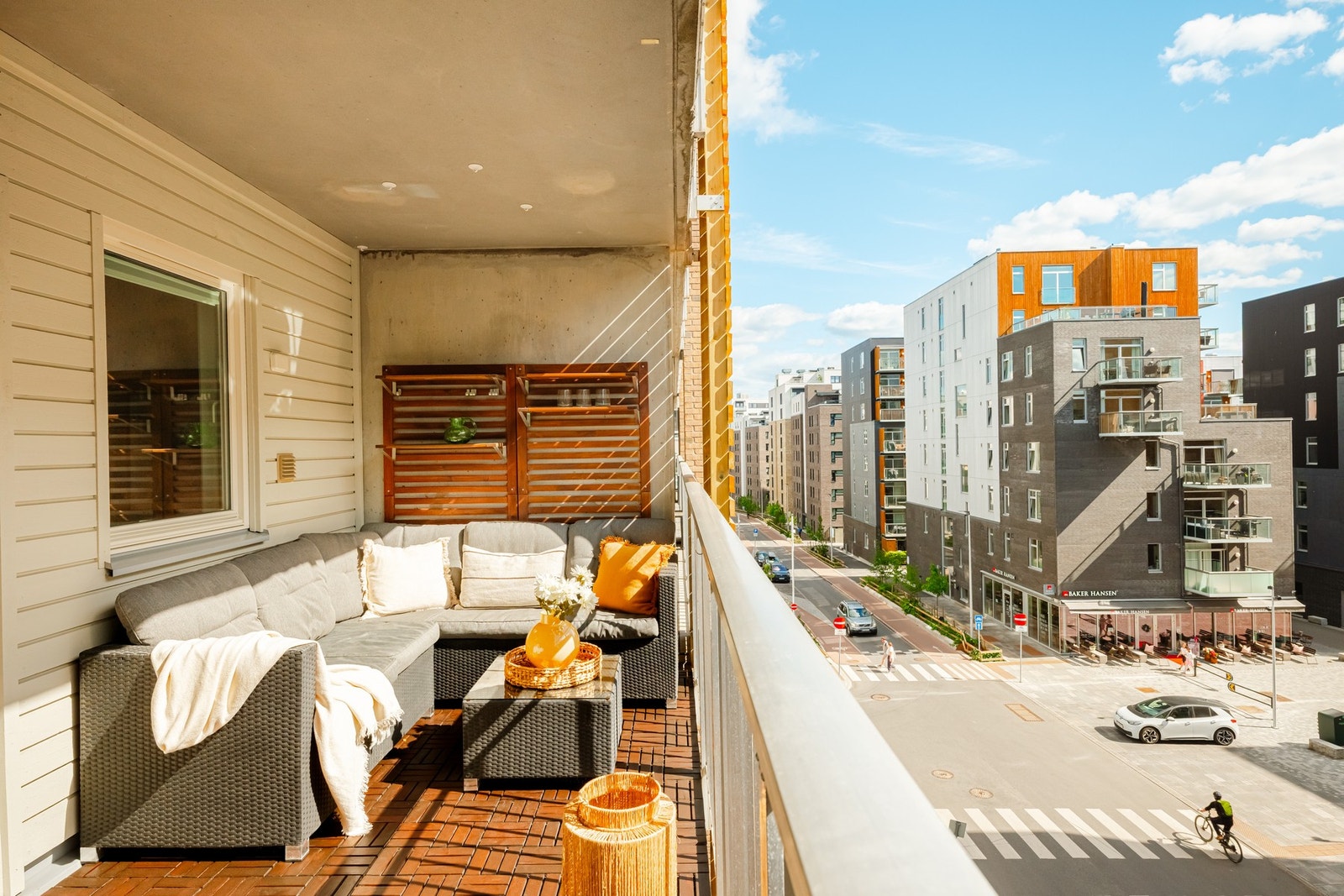 Balkongen er på 10 kvm og gir med det god plass til både loungemøblement, spisebord, grill og beplantning. Galleribilde