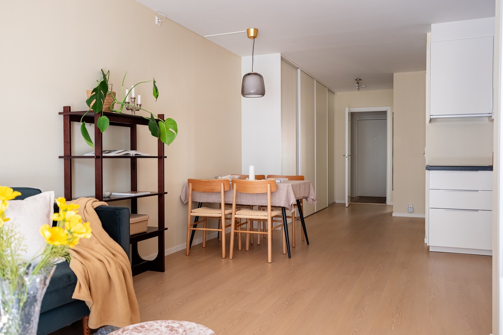 Mellom stue og kjøkken er det naturlig sone for plassering av spisebord. Galleribilde