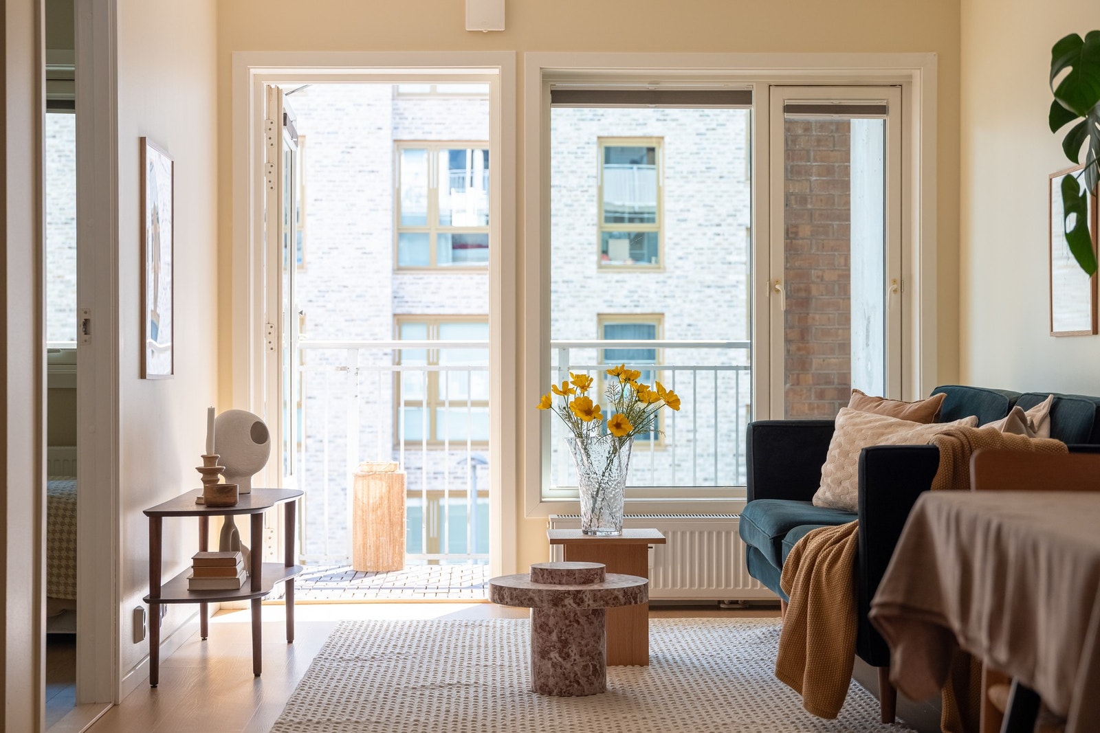 Fra stuen er det utgang til boligens balkong. Galleribilde