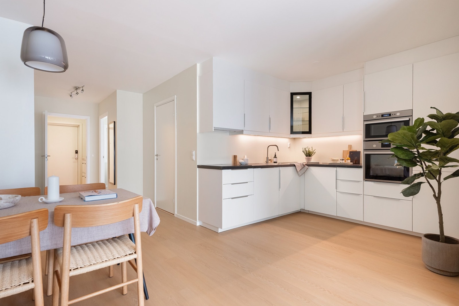 Den åpne kjøkkenløsningen gjør det enkelt å være sosial samtidig som du lager dagens måltider. Galleribilde