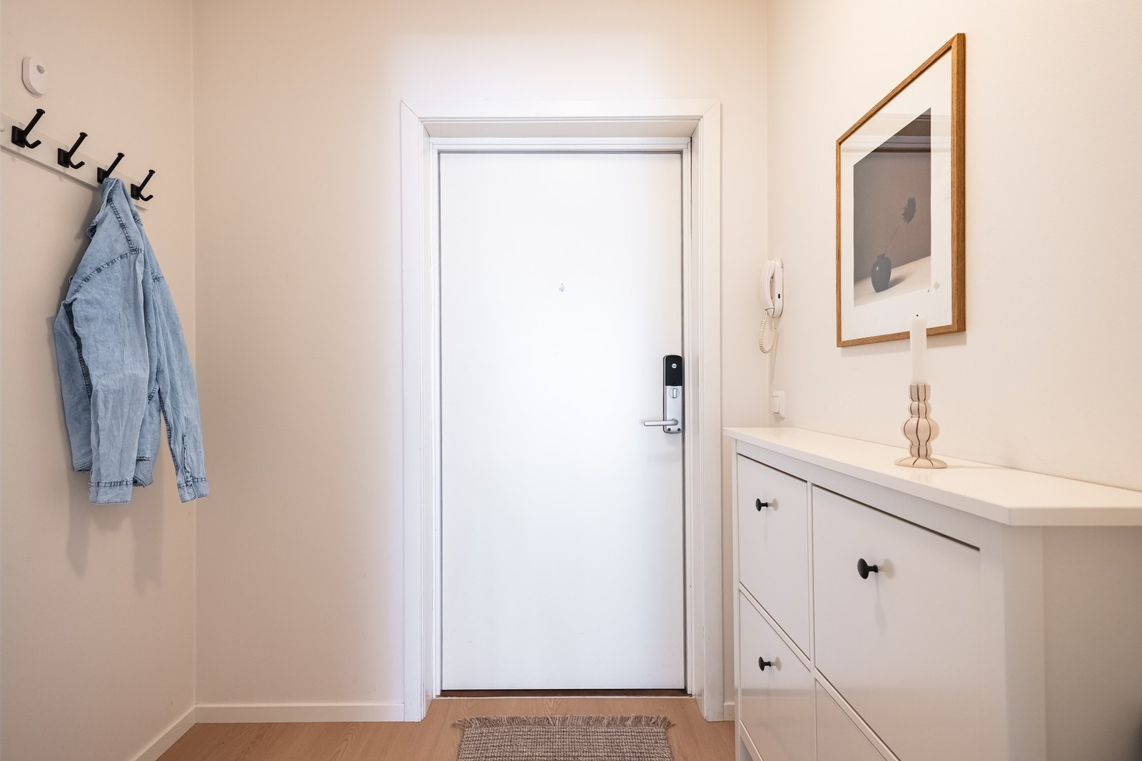 Her er det fin plass for knaggrekke, skostativ og speil - velkommen inn! Galleribilde