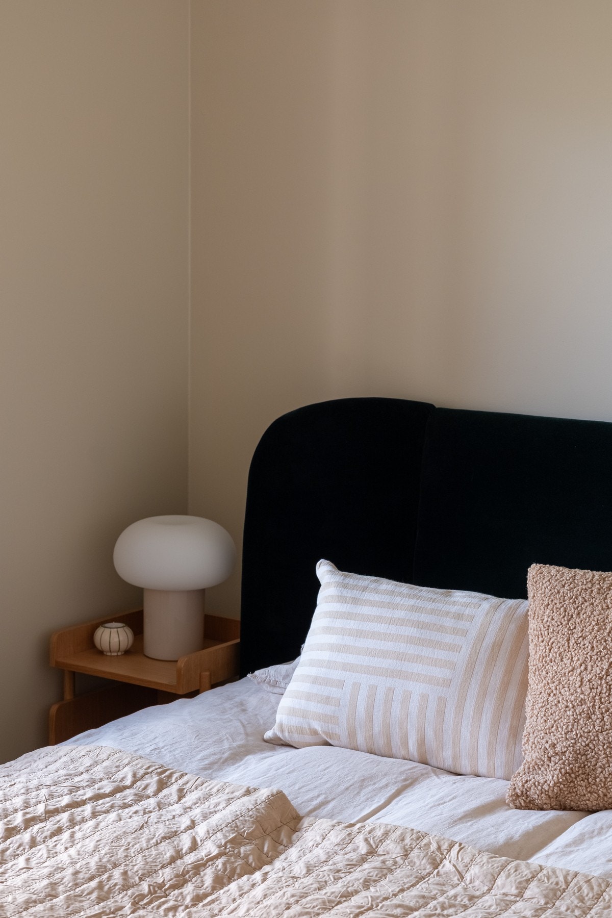 Hovedsoverommet er av god størrelse med plass til dobbeltseng, nattbord og oppbevaringsmøblement. Galleribilde