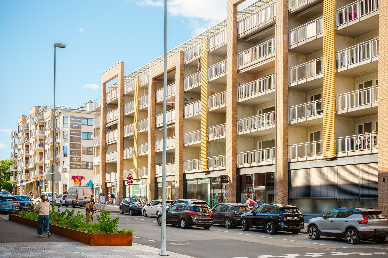 Eiendommen ligger meget sentralt til på Løren i Oslo, et hyggelig område hvor du finner alt du trenger i hverdagen i gangavstand. Galleribilde