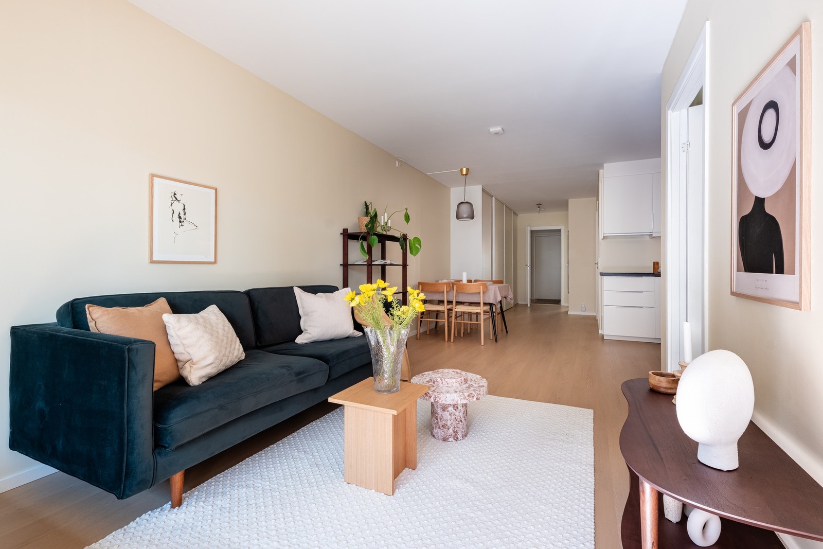 Oppholdsrommet er malt i moderne fargevalg og har pen laminat på gulv, som gir et tiltalende uttrykk. Alt gjort i 2025. Galleribilde