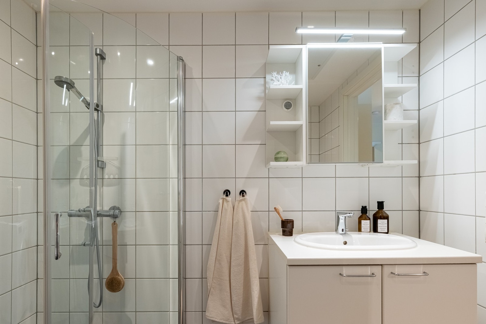 Innredningen består av servant på underskap og speilskap med hyller på sidene. Galleribilde