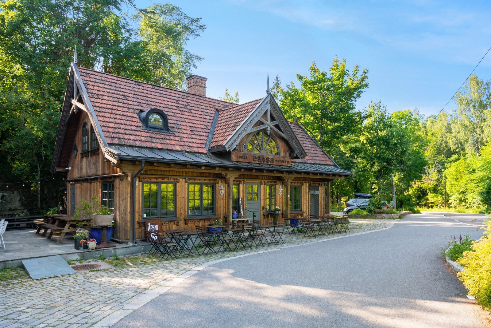 I nærheten finner du den populære resturant og vinbaren Essa, en flott nabolagsrestaurant. Galleribilde
