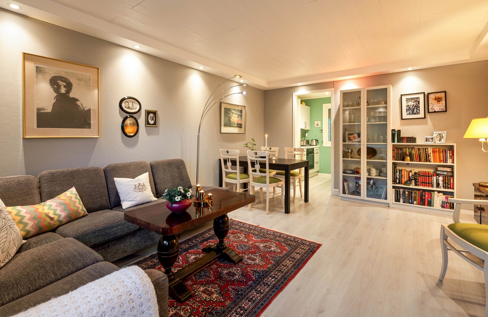 Dimmbare LED downlights langs takets ytterkant - bidrar til særpreg og god stemning. Galleribilde