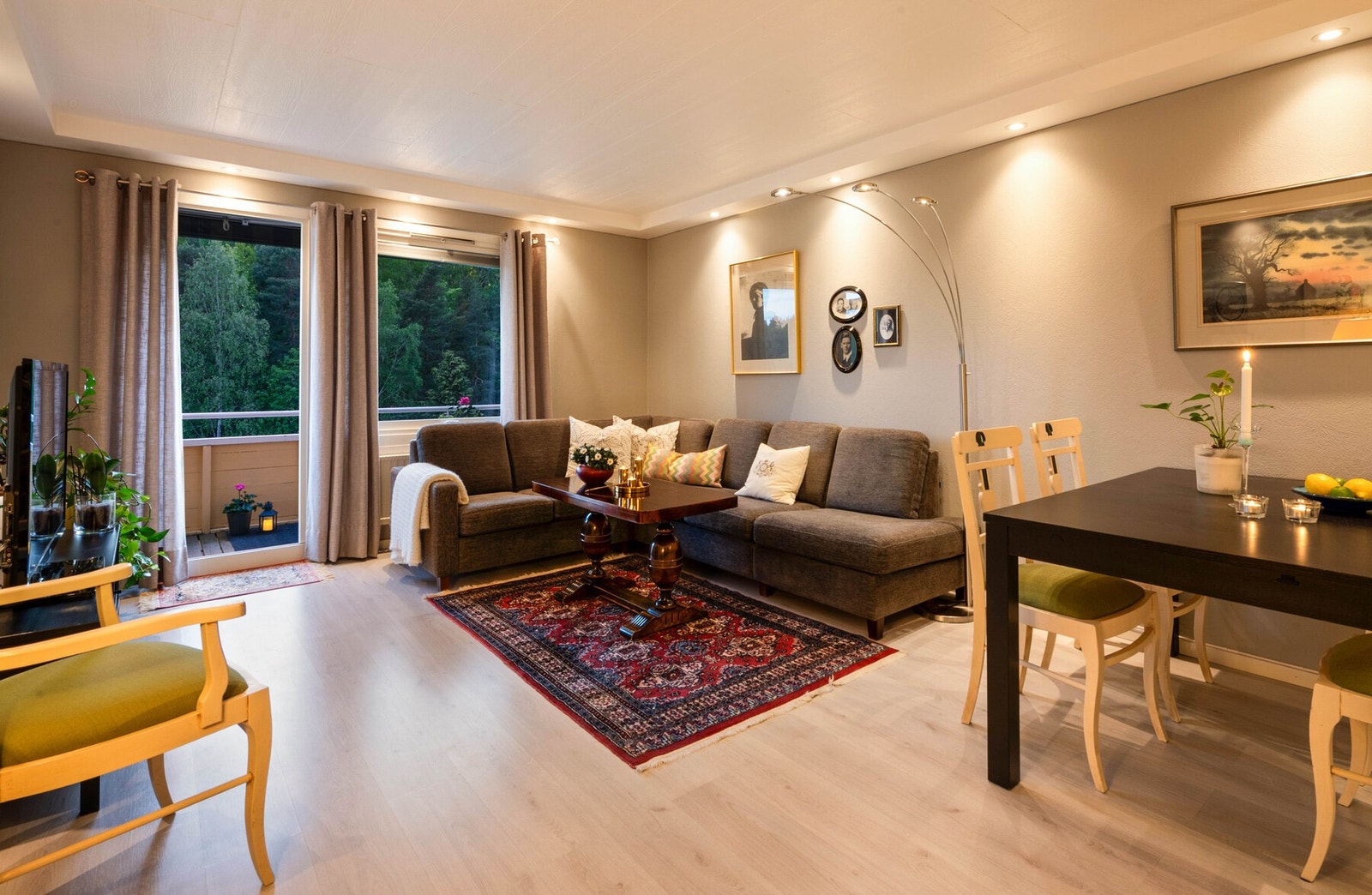 Smakfull stue ca. 21 m² med utgang til vestvendt, usjenert balkong. Galleribilde