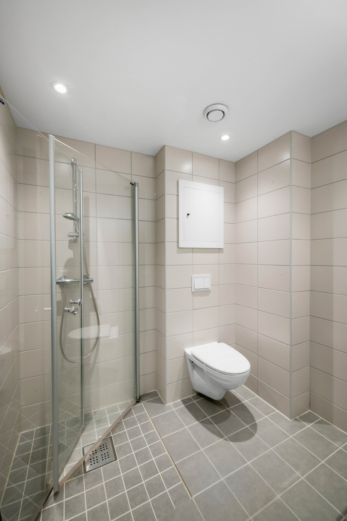 Flott flislagt bad/WC/vaskerom fra 2019 med gulvvarme, dimmbare LED downlights, opplegg for vaskemaskin mm. Galleribilde