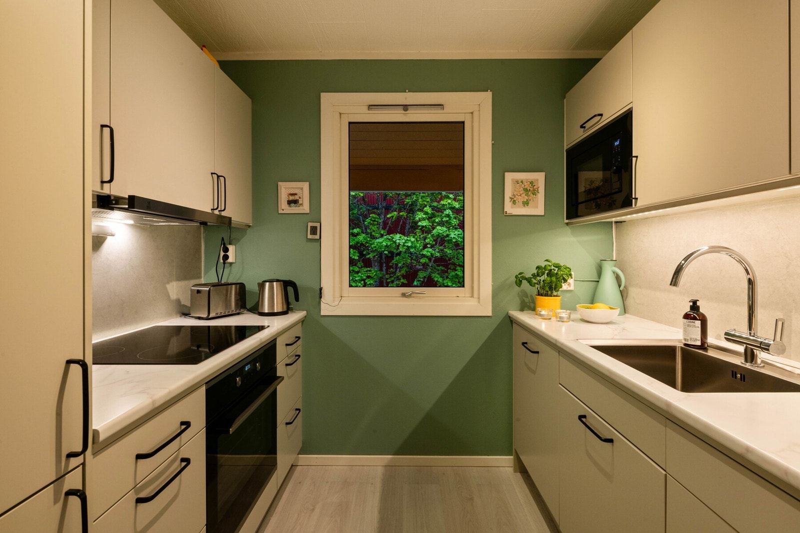 Lekkert kjøkken fra 2020 med integrerte hvitevarer. Åpen løsning mot stuen. Galleribilde