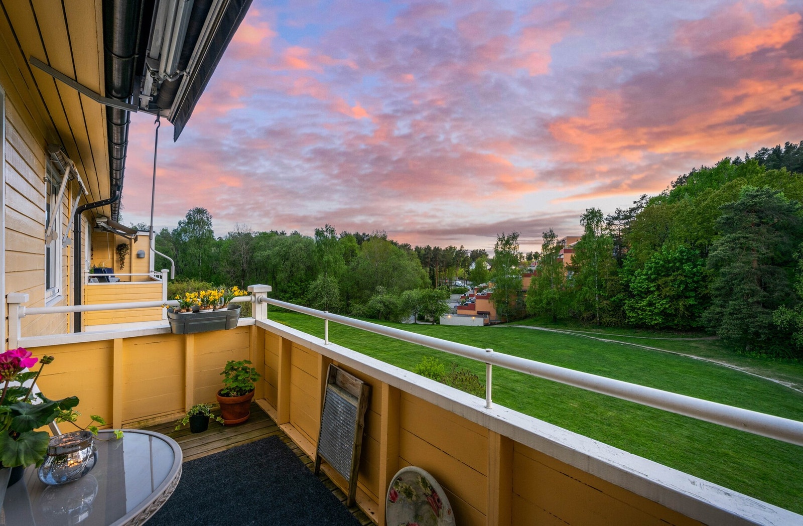 Usjenert, vestvendt balkong, ca. 5 m² mot friareal. Markise fra 2020. Galleribilde