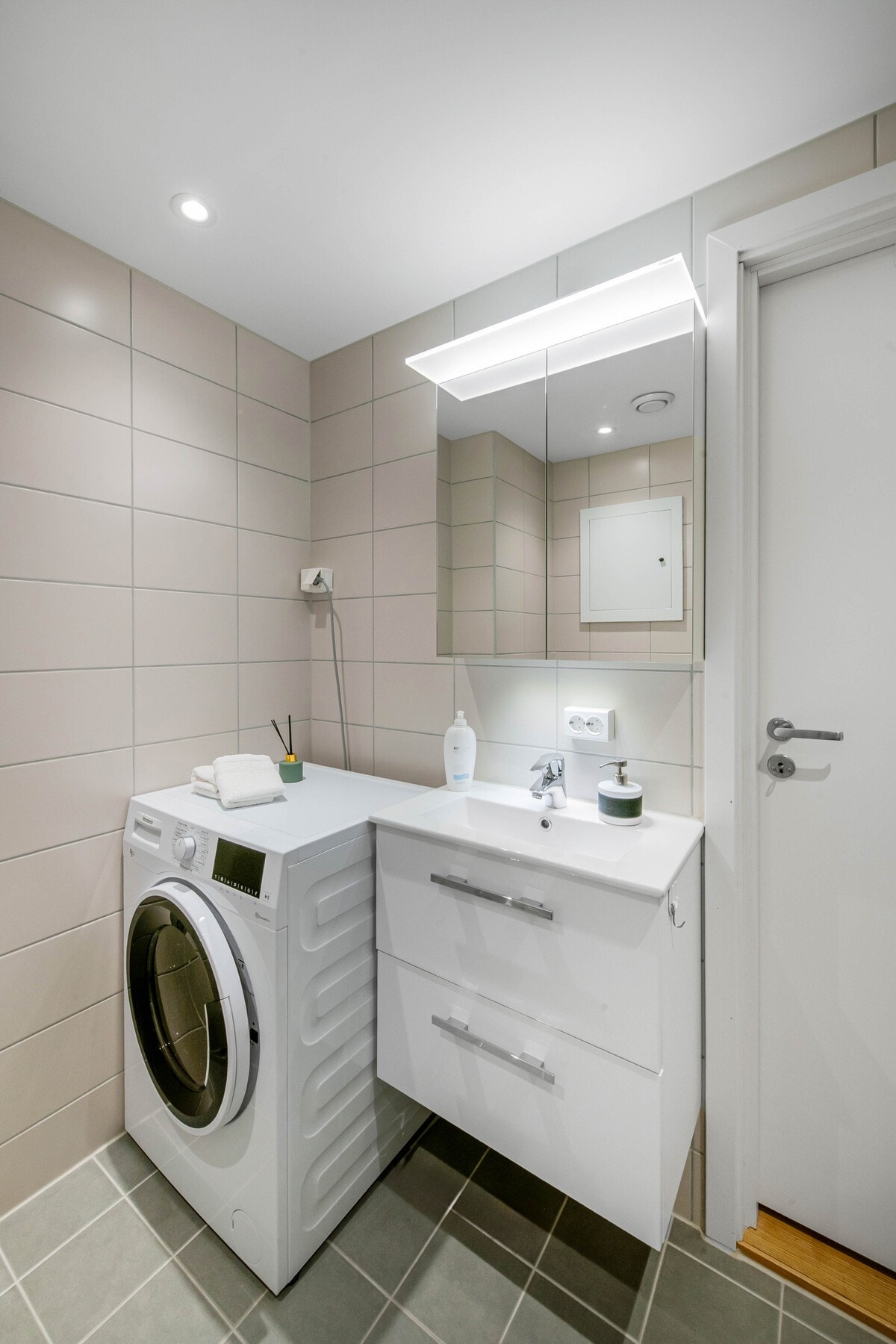 Badet har opplegg for vaskemaskin mm. Galleribilde