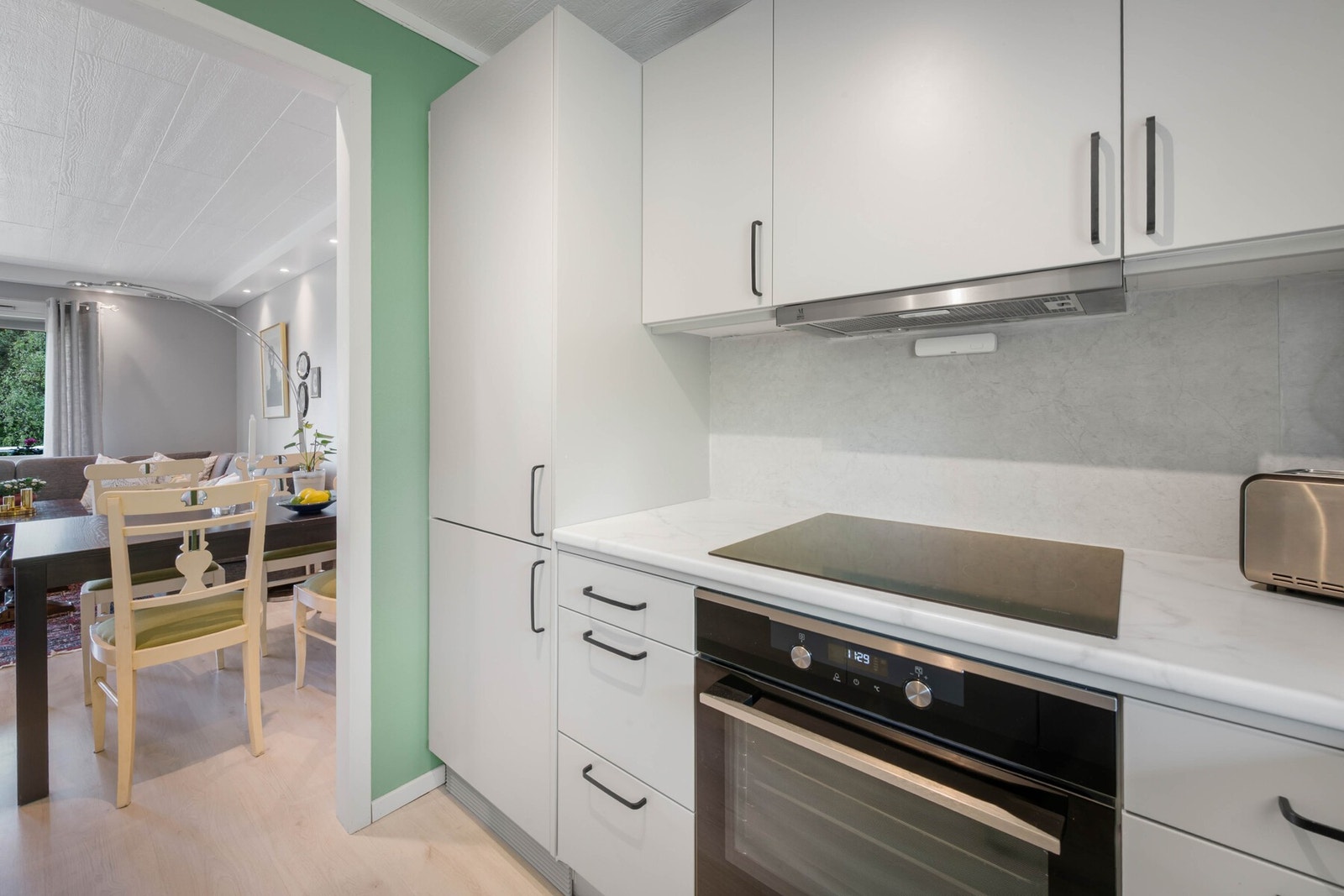 Electrolux kjøl/fryseskap, platetopp med induksjon og stekeovn. Kjøkkenventilator fra Røroshetta med avtrekk ut av boligen. Galleribilde