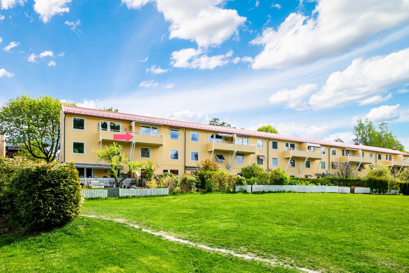 Leiligheten ligger flott til ved friareal uten innsyn. Galleribilde