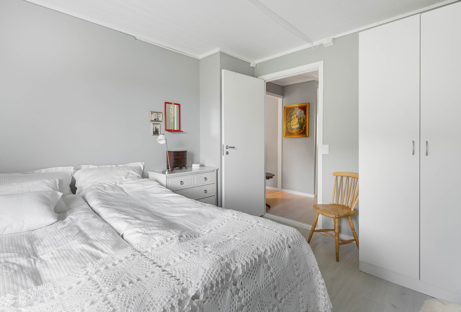 Stort garderobeskap gir godt med oppbevaringsplass. Galleribilde