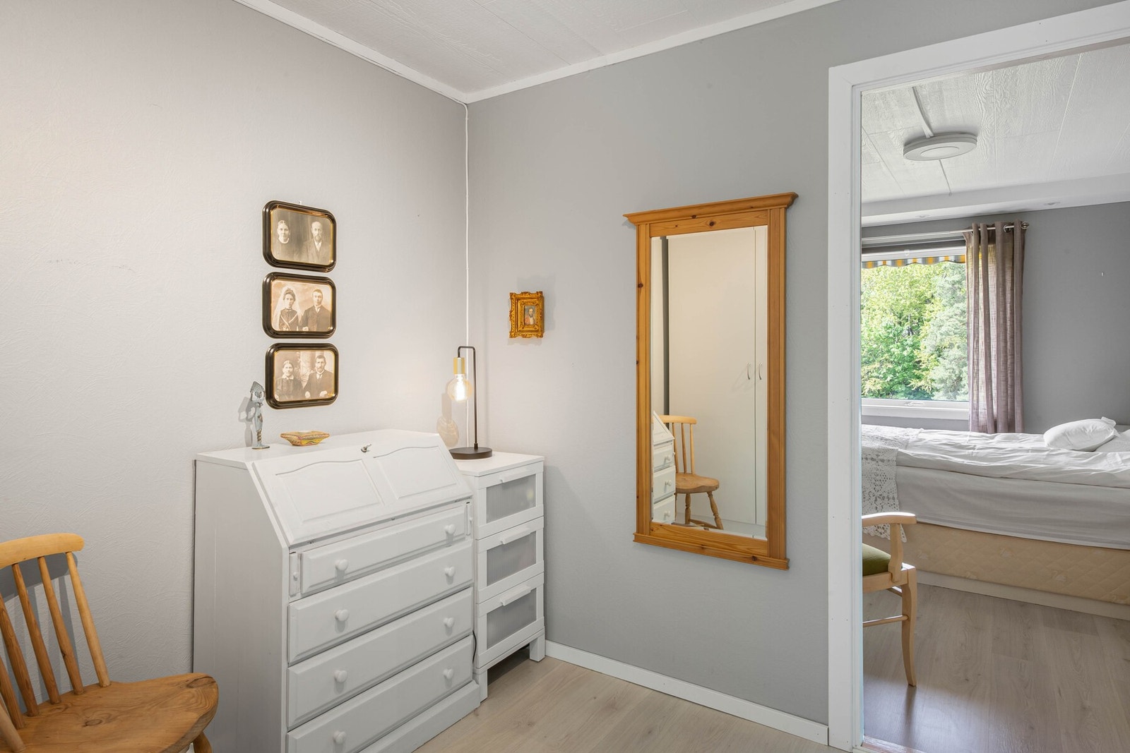 Entreen/gangen er utvidet ved at boden er blitt mindre. Garderobeskap (utenfor bildet) medfølger. Galleribilde