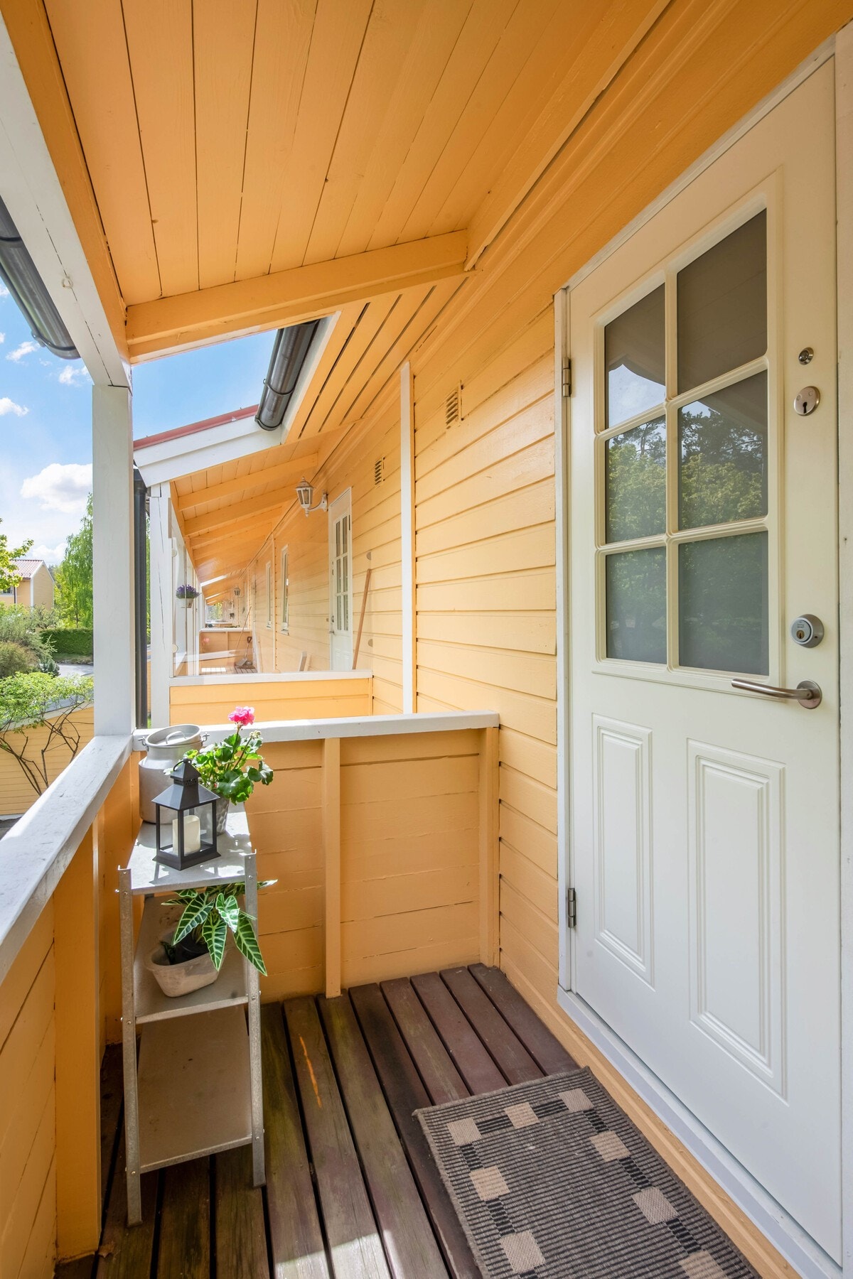 Koselig inngangsparti med morgen- og for middagssol. Galleribilde