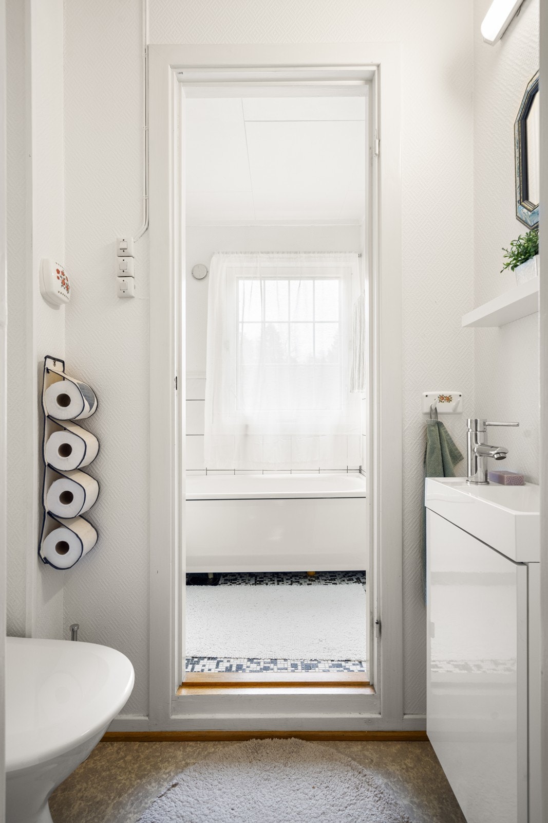 Toalettrom 1. etg. med videre tilgang inn til badet Galleribilde