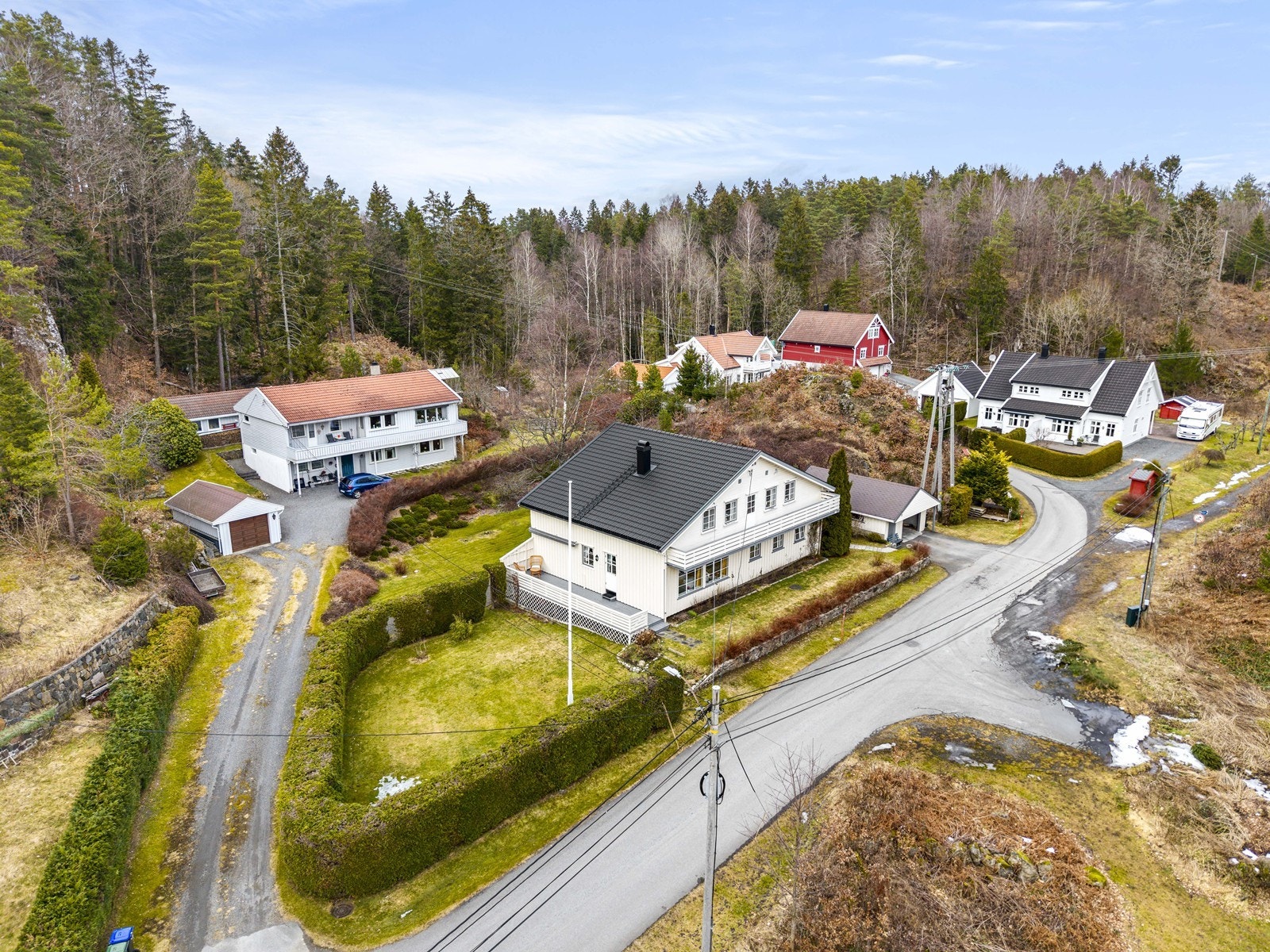 Eiendommen ligger fint til på en stor hjørnetomt i et rolig etablert område Galleribilde