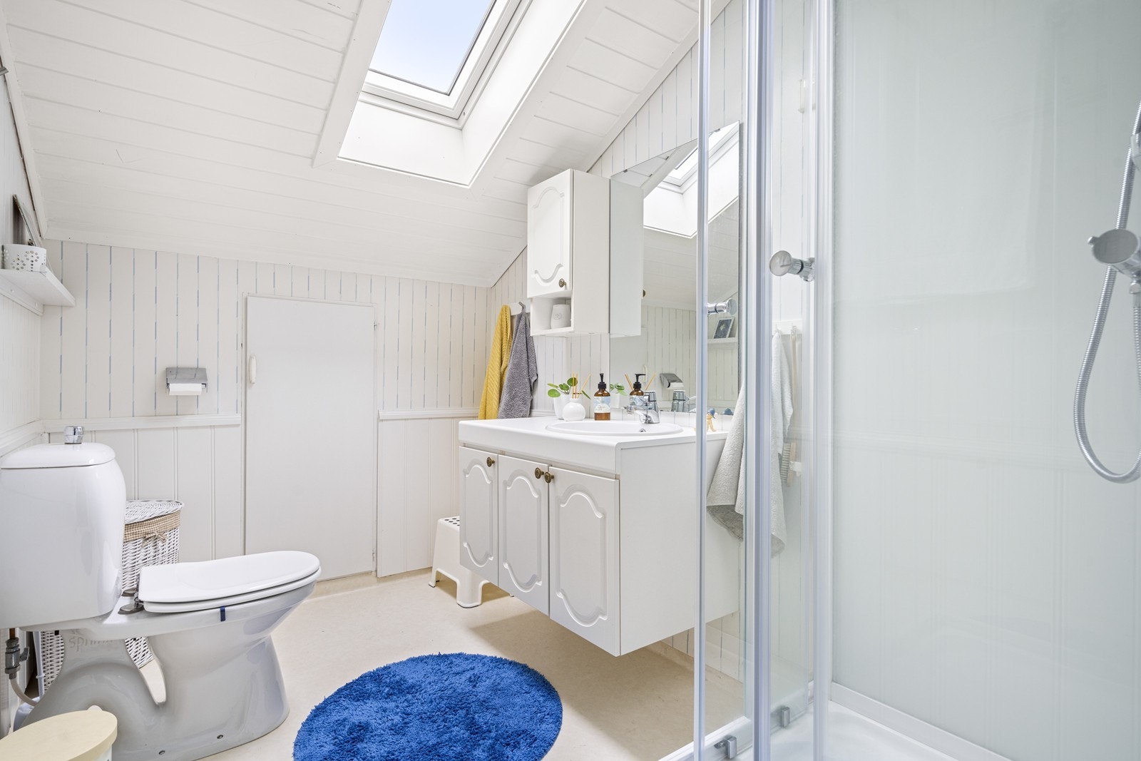Dusjbad m/wc i loftetasjen med kott like innenfor Galleribilde