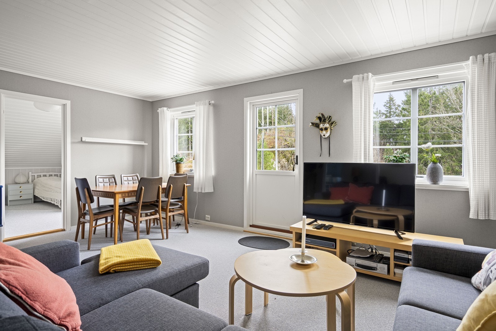 Stue i loftsetasjen med utgang til veranda Galleribilde