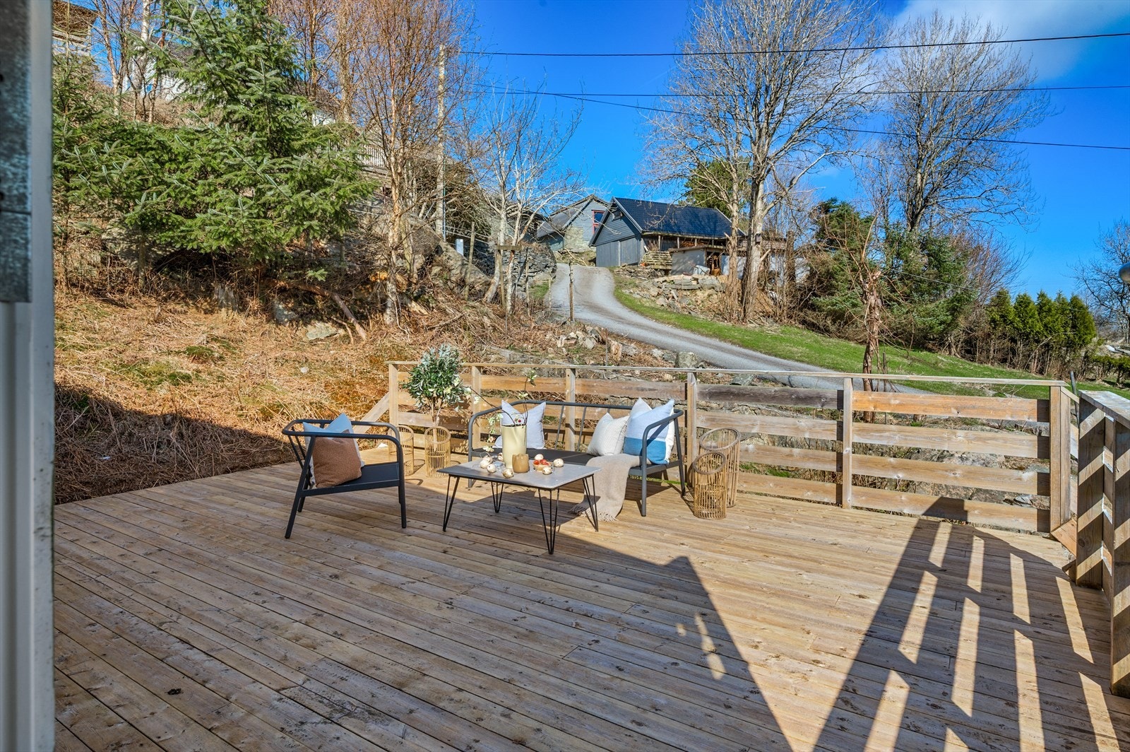 - Med flere uteområder kan man enkelt flytte seg etter solen - Galleribilde