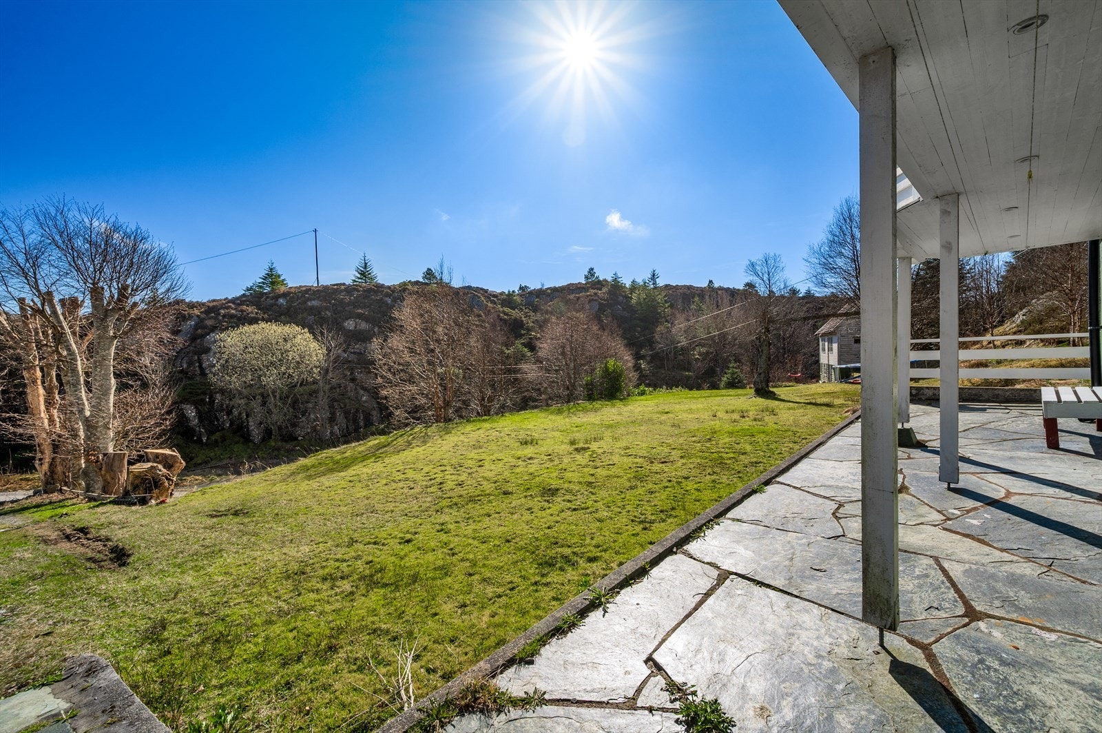 - Vakkert anlagt med grønn plen og steinbelagt uteområde - Galleribilde