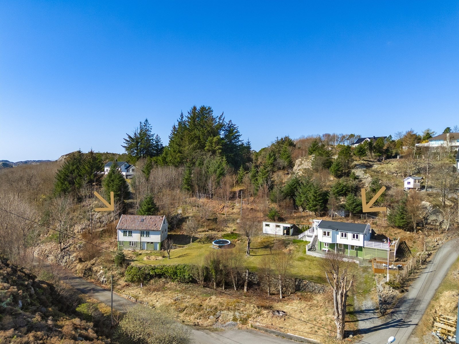 - Boligen har en stor tomt med nydelig hage, våningshus og utebod - Galleribilde