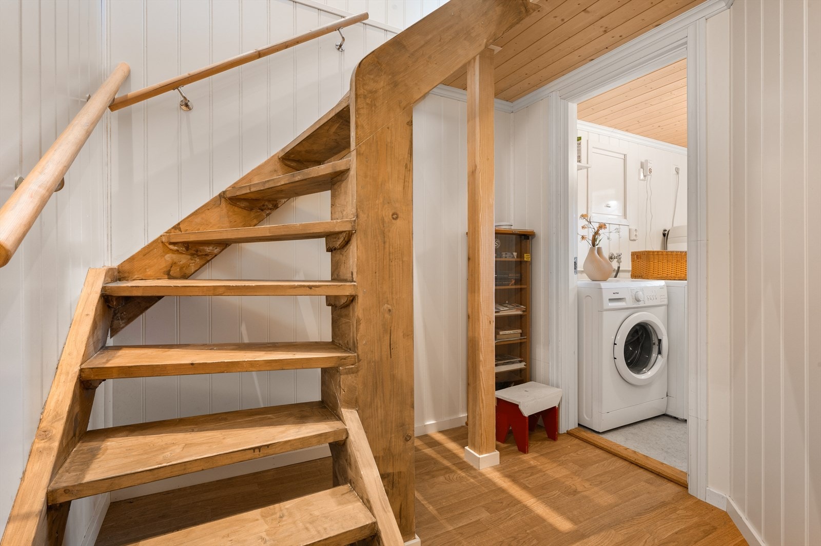 - Underetasjen består av gang, vaskerom og tre soverom - Galleribilde