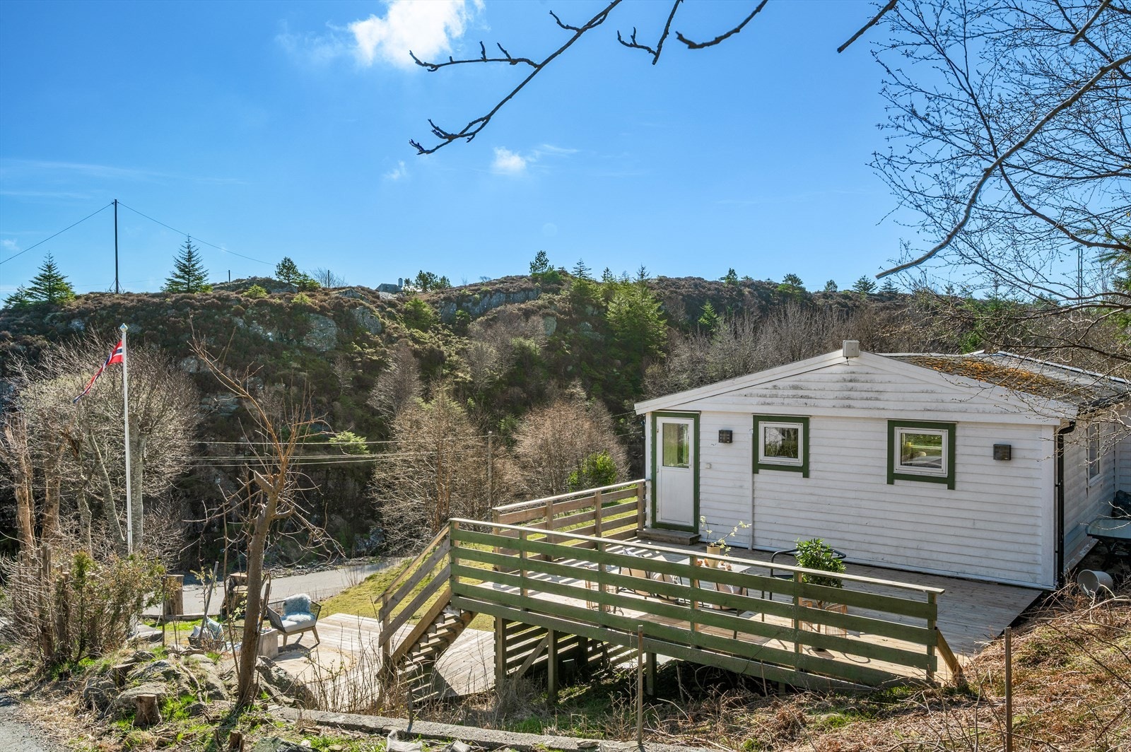 - Rett ovenfor hytta finner du en vakker tursti - Galleribilde