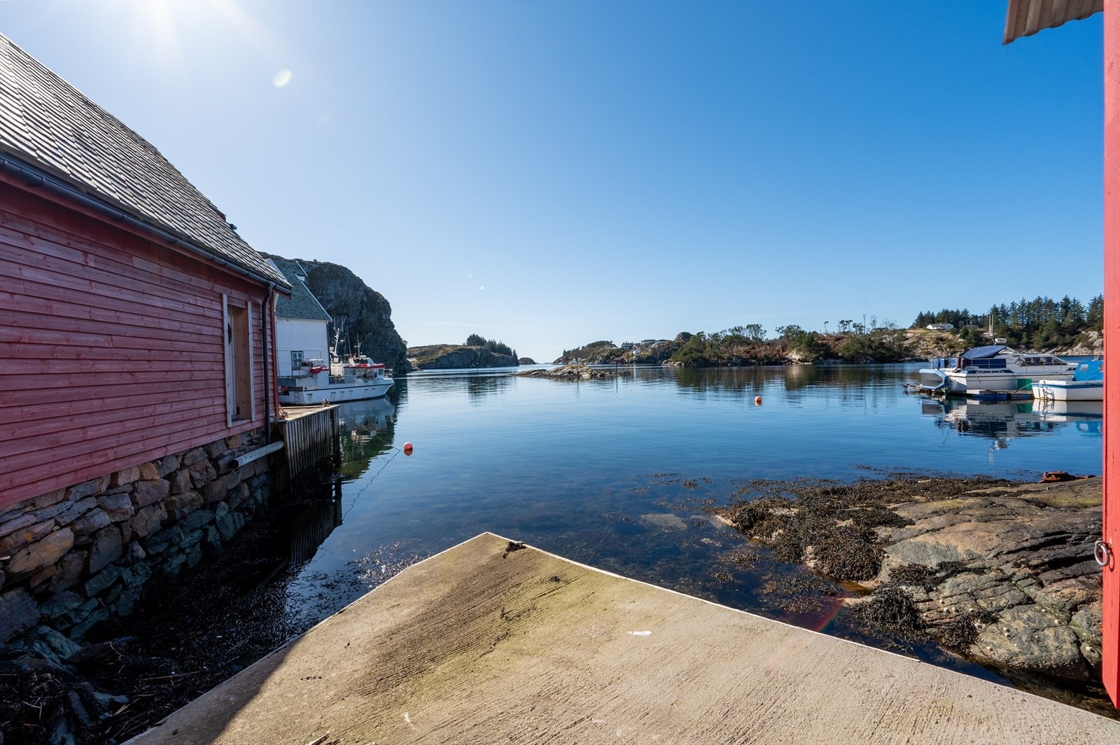 - Det er bare en kort spasertur til sjøen, perfekt for deg som ønsker å ta en forfriskende dukkert eller ta en båttur - Galleribilde