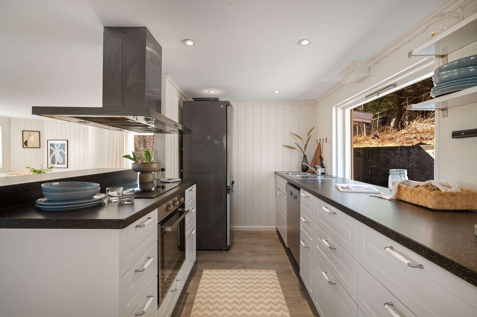 - Lyst kjøkken med profilerte fronter og benkeplate av laminat - Galleribilde